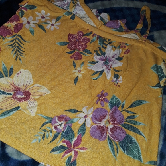 ⭐Old Navy Ruffle Sweater Tanktop - Picture 3 of 9